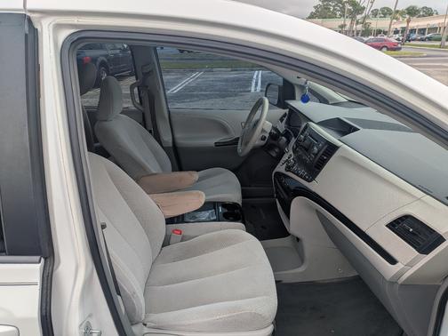 2014 Toyota Sienna LE