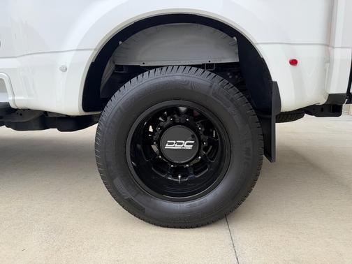 White 2023 Ford F-450 Lariat