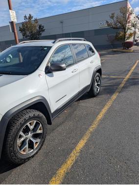 White 2018 Jeep Cherokee Trailhawk