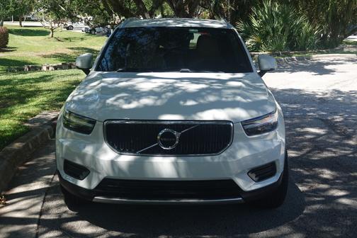 White 2020 Volvo XC40 T5 Momentum