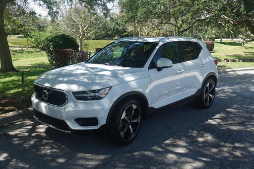 White 2020 Volvo XC40 T5 Momentum