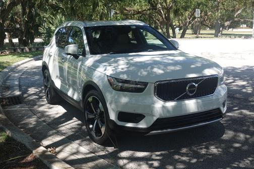 White 2020 Volvo XC40 T5 Momentum