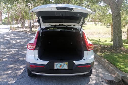 White 2020 Volvo XC40 T5 Momentum