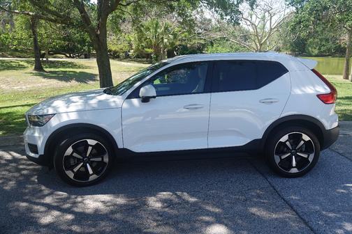 White 2020 Volvo XC40 T5 Momentum