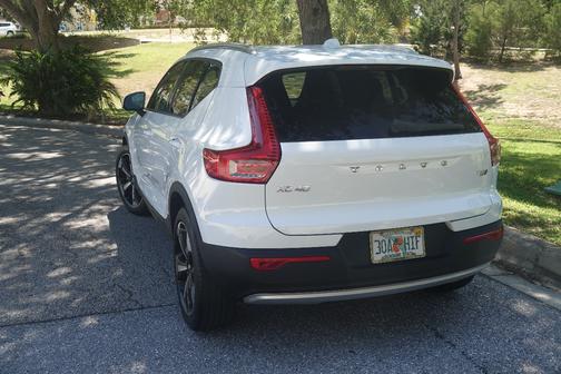 White 2020 Volvo XC40 T5 Momentum