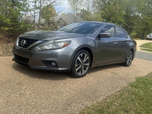 Gray 2017 Nissan Altima 2.5 SR