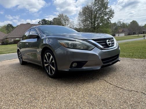Gray 2017 Nissan Altima 2.5 SR