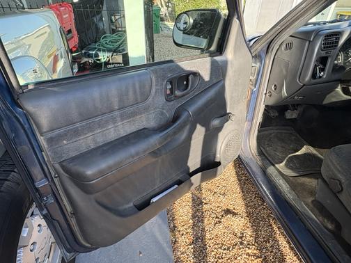 Blue 2002 Chevrolet S-10 LS