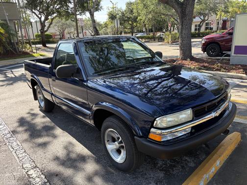 Blue 2002 Chevrolet S-10 LS