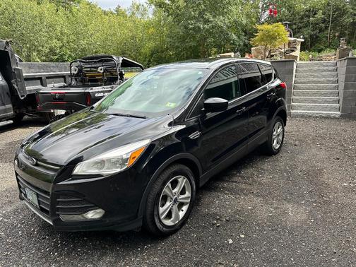 Black 2016 Ford Escape SE