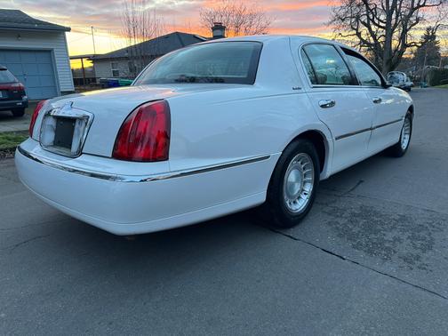 2000 Lincoln Town Car Executive