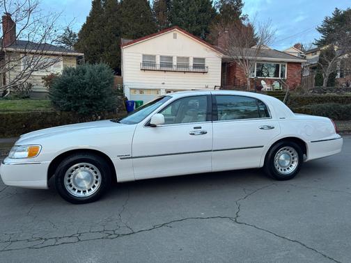 2000 Lincoln Town Car Executive