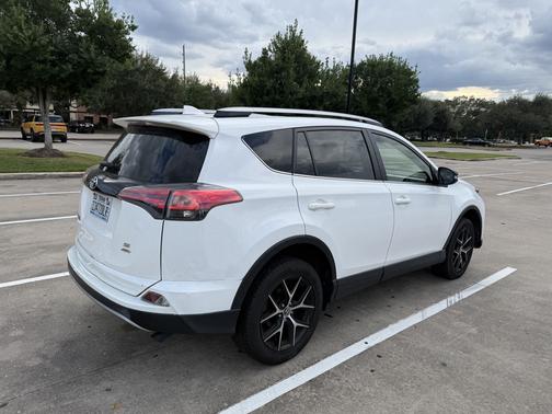 2017 Toyota RAV4 SE