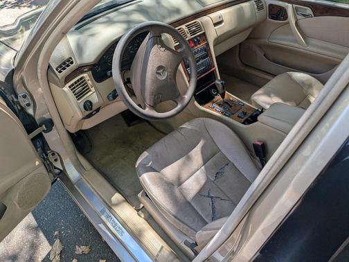 Gold 2001 Mercedes-Benz E-Class E320