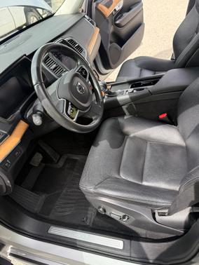 Silver 2021 Volvo XC90 T6 Momentum
