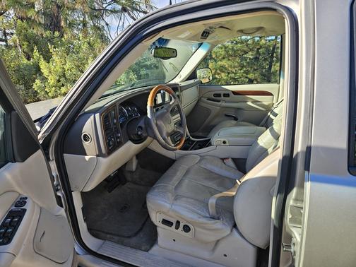 2002 Cadillac Escalade Base