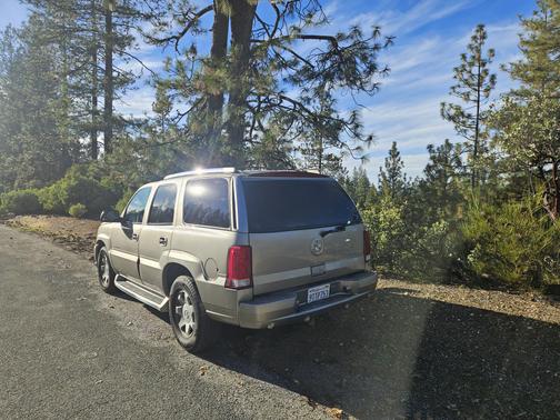 2002 Cadillac Escalade Base
