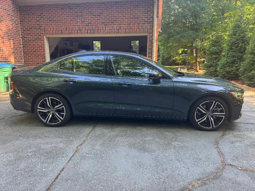 Blue 2022 Volvo S60 Recharge Plug-In Hybrid T8 R-Design