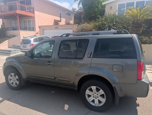 Gray 2005 Nissan Pathfinder LE