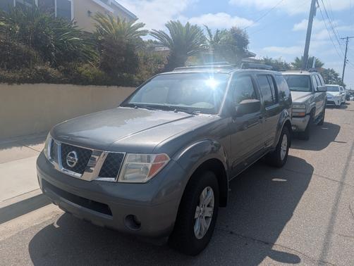 Gray 2005 Nissan Pathfinder LE