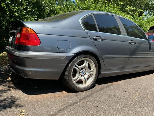Gray 2001 BMW 330 i