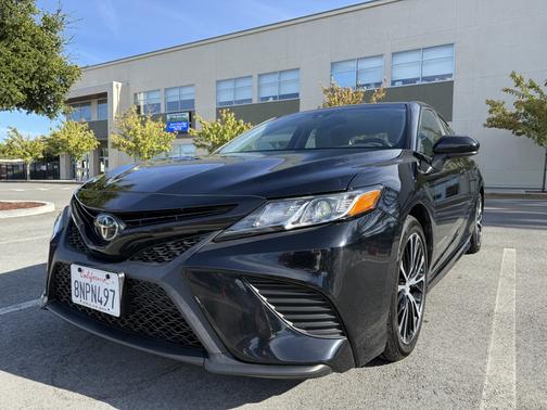 Black 2019 Toyota Camry SE