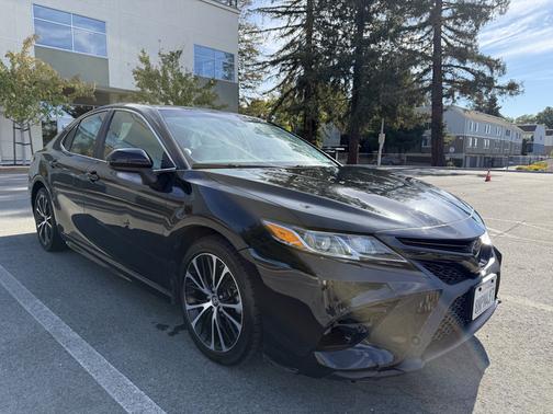 Black 2019 Toyota Camry SE