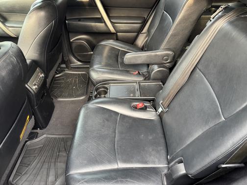 Gray 2013 Toyota Highlander SE