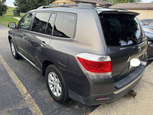 Gray 2013 Toyota Highlander SE