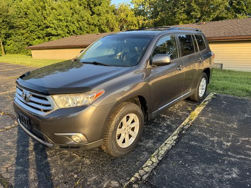 Gray 2013 Toyota Highlander SE