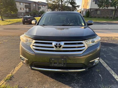 Gray 2013 Toyota Highlander SE