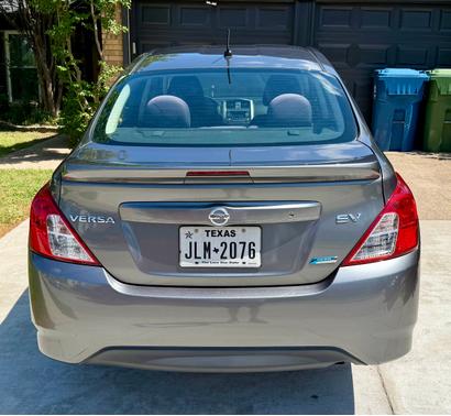 Gray 2016 Nissan Versa 1.6 SV