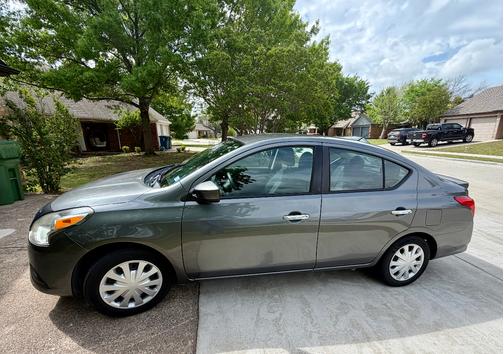Gray 2016 Nissan Versa 1.6 SV
