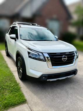 White 2022 Nissan Pathfinder SL