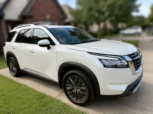White 2022 Nissan Pathfinder SL