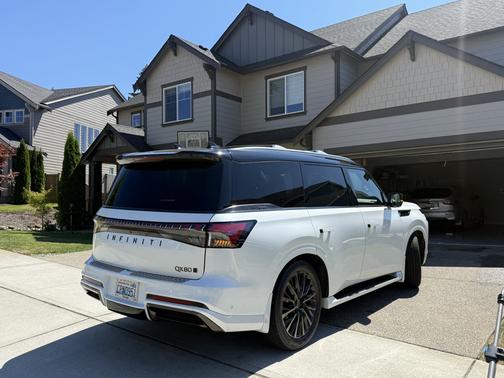 White 2025 INFINITI QX80 AUTOGRAPH