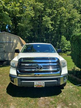 White 2017 Toyota Tundra SR5