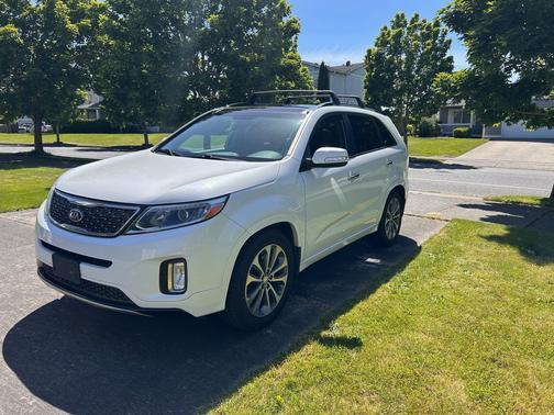 White 2015 Kia Sorento SX