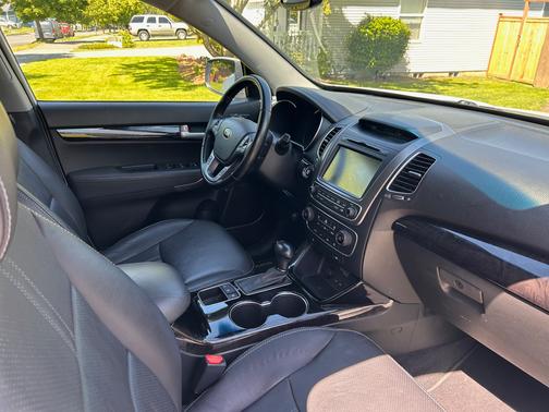 White 2015 Kia Sorento SX