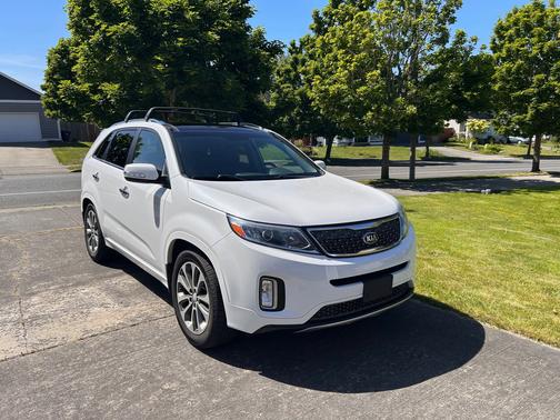 White 2015 Kia Sorento SX