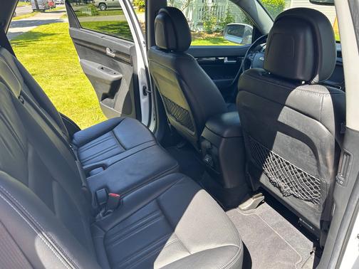 White 2015 Kia Sorento SX