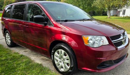 Red 2018 Dodge Grand Caravan SE