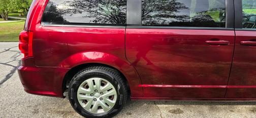 Red 2018 Dodge Grand Caravan SE