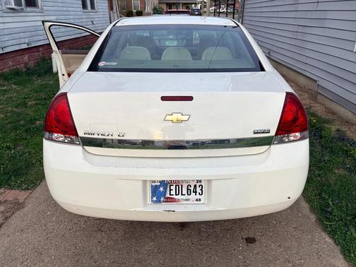 White 2007 Chevrolet Impala LT