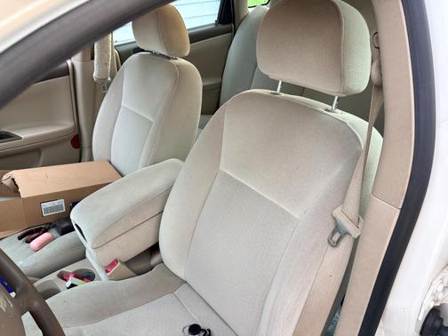 White 2007 Chevrolet Impala LT