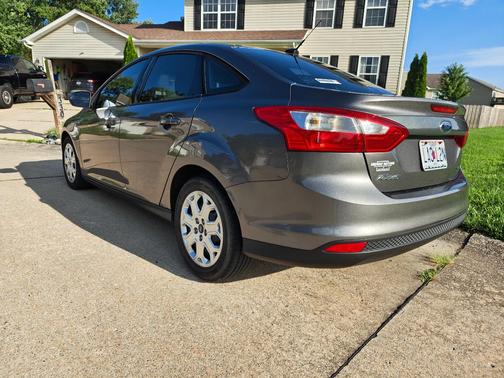 Gray 2012 Ford Focus SE