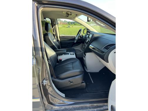 Photo 4 of 12 of 2015 Chrysler Town & Country Touring-L