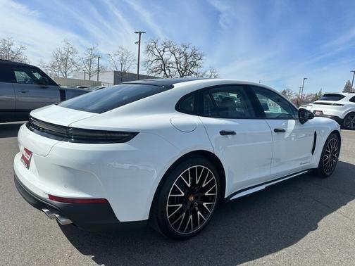2025 Porsche Panamera 4