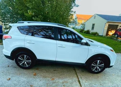 White 2018 Toyota RAV4 XLE