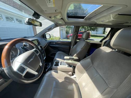 2012 Chrysler Town & Country Limited